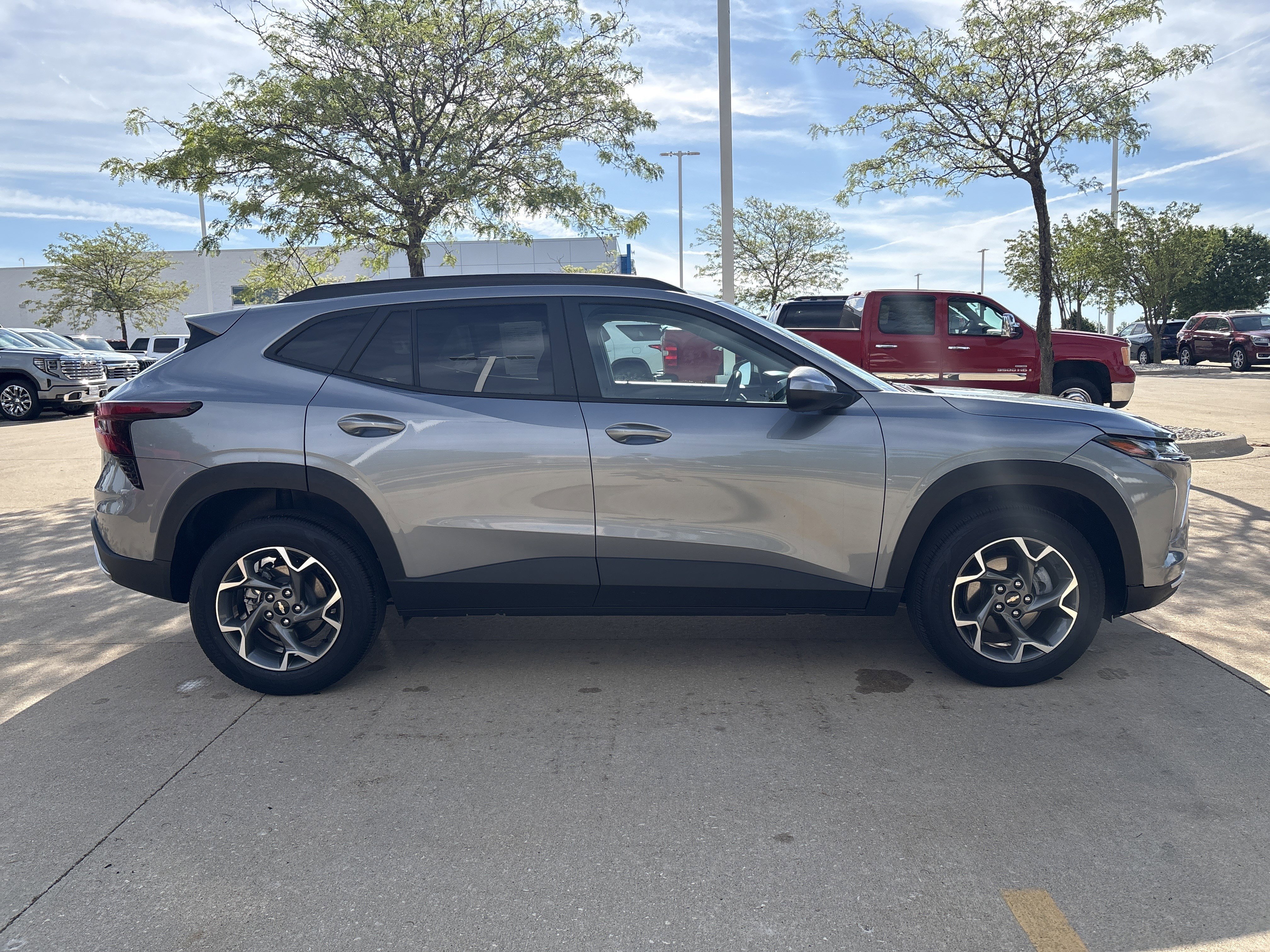 Used 2025 Chevrolet Trax LT FWD image 8