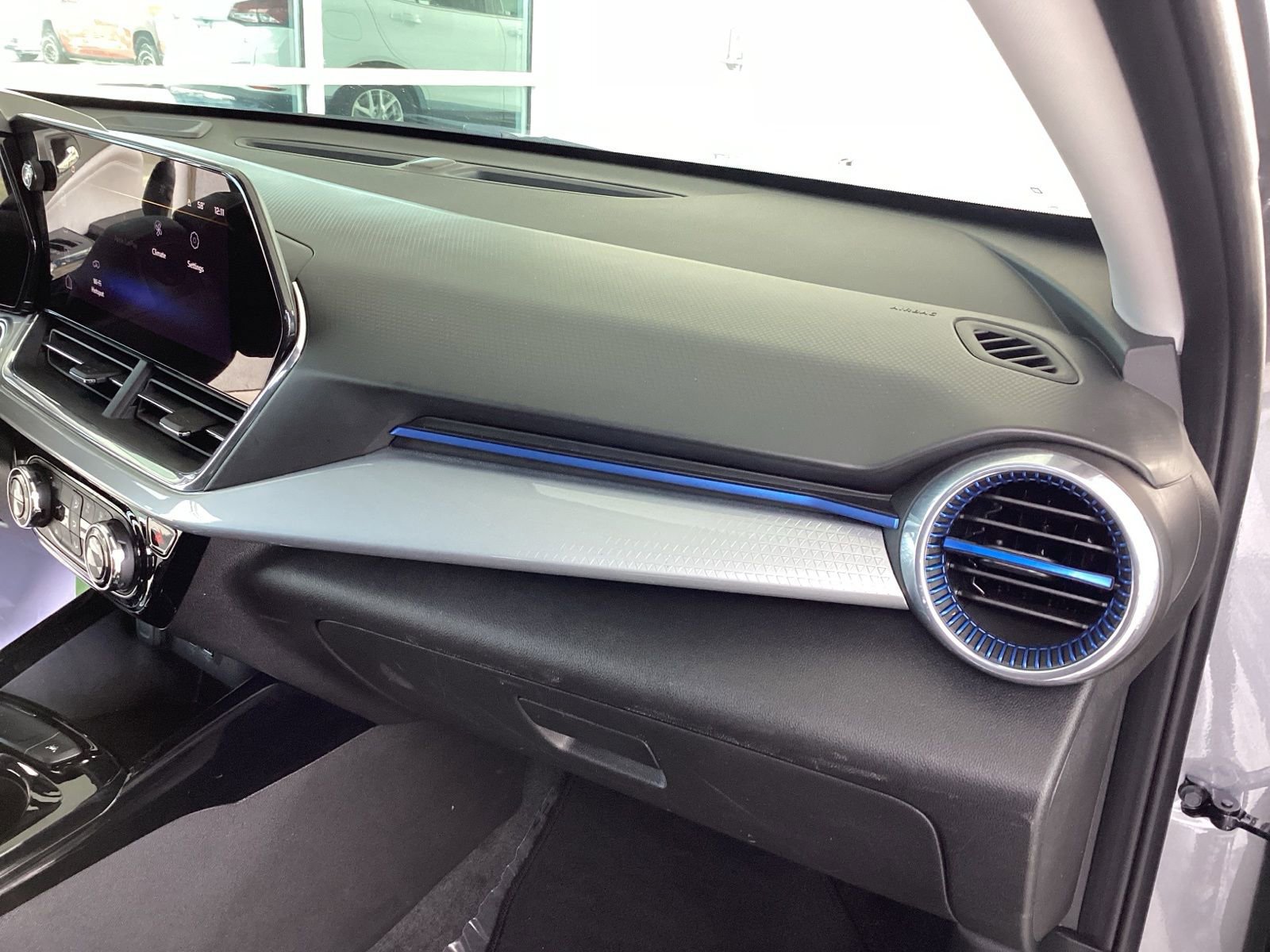 Used 2025 Chevrolet Trax LT w/ LT Convenience Package image 15