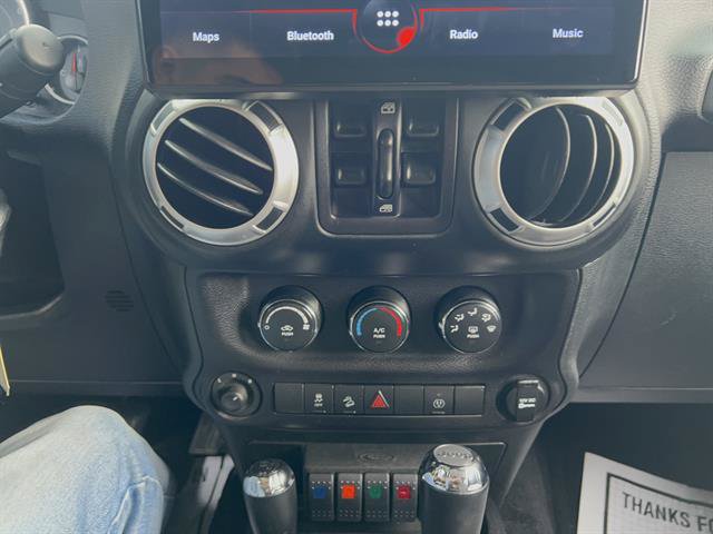 Used 2015 Jeep Wrangler Unlimited Sahara w/ Connectivity Group AWD/4WD image 19