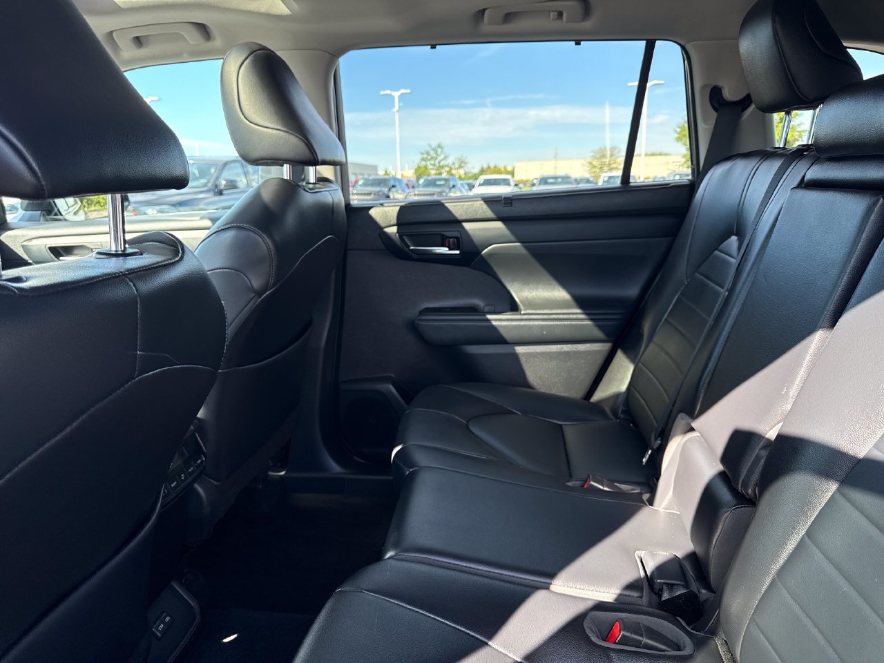 Used 2022 Toyota Highlander XLE AWD/4WD image 12