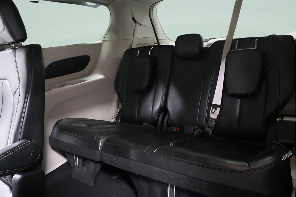 Used 2023 Chrysler Pacifica Touring-L FWD image 22