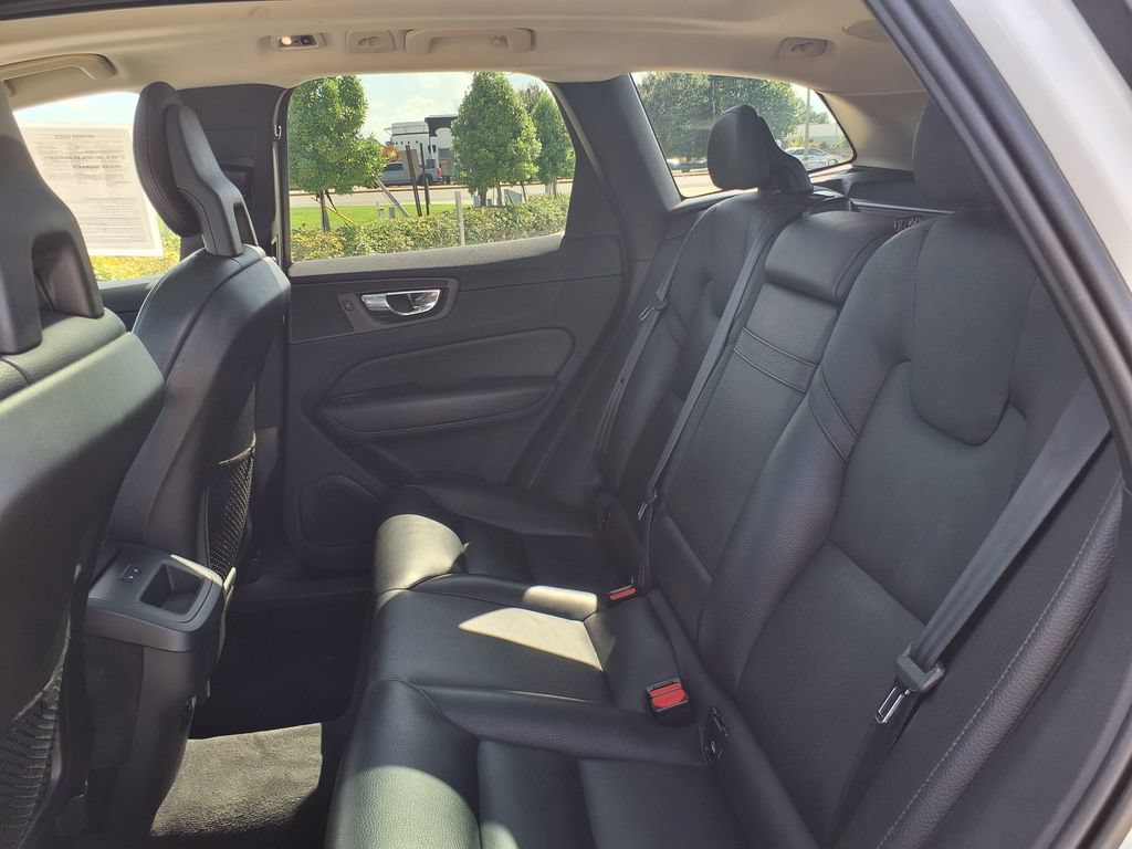 Used 2019 Volvo XC60 T5 Momentum w/ Multimedia Package AWD/4WD image 18