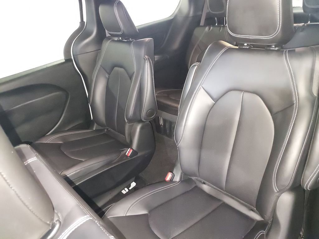 Used 2024 Chrysler Pacifica Select image 28