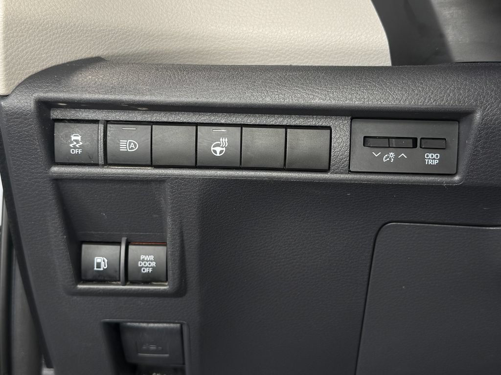 Used 2024 Toyota Sienna XLE FWD image 17