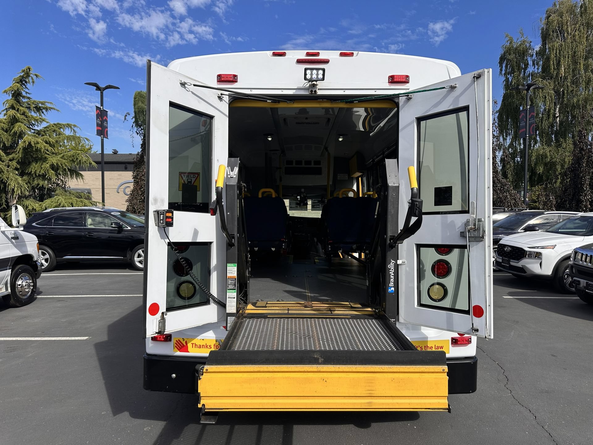 Used 2015 Chevrolet Express 4500 RWD image 19