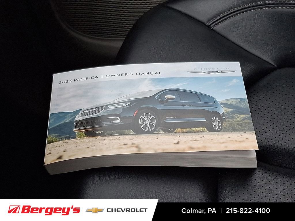 Used 2023 Chrysler Pacifica Touring-L image 28