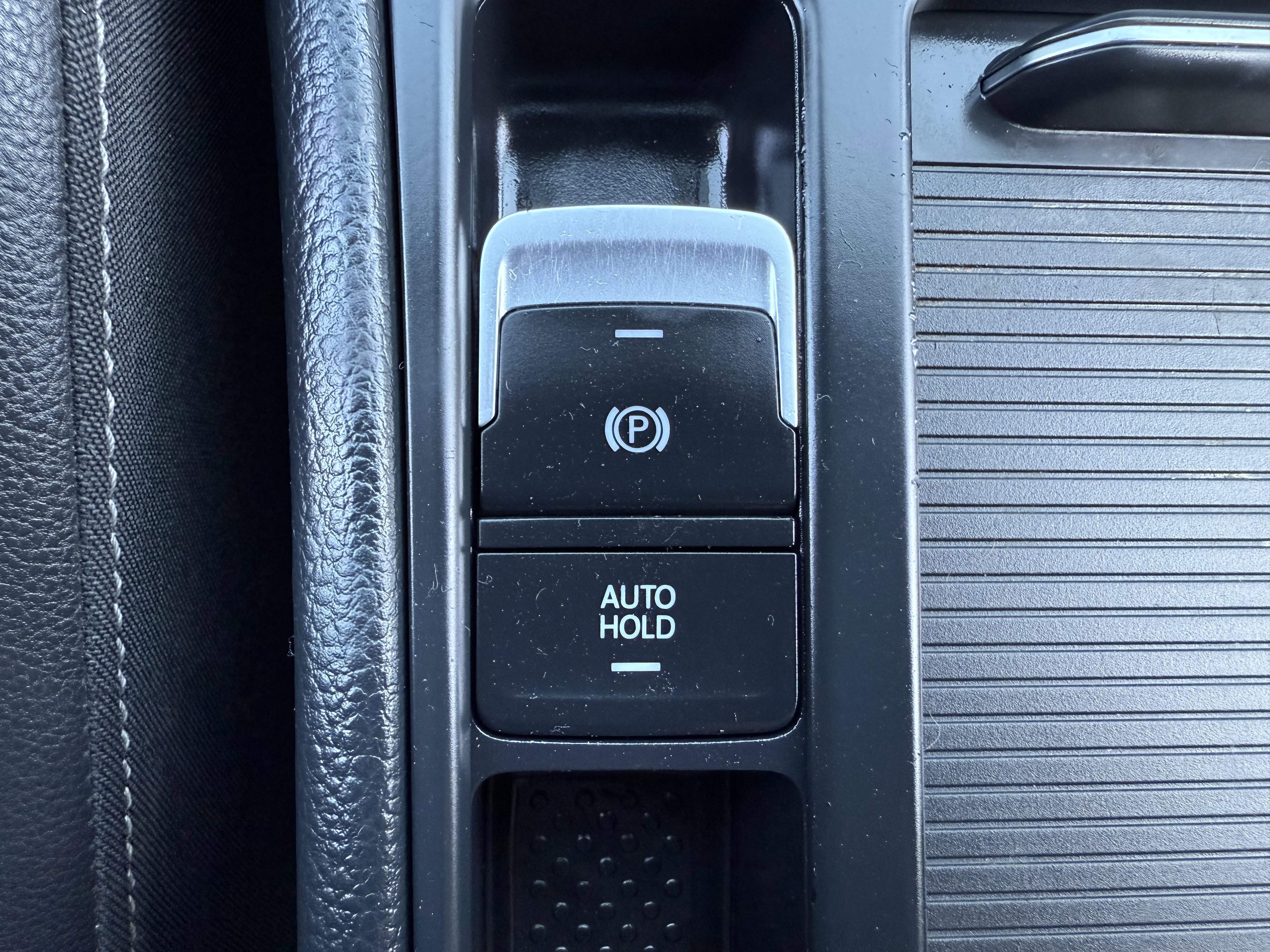 Used 2015 Volkswagen Golf R 4-Door image 27