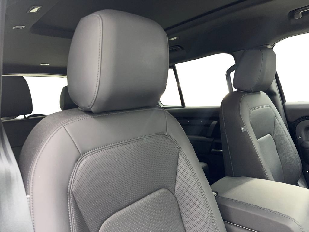 Used 2025 Land Rover Defender 110 S image 43