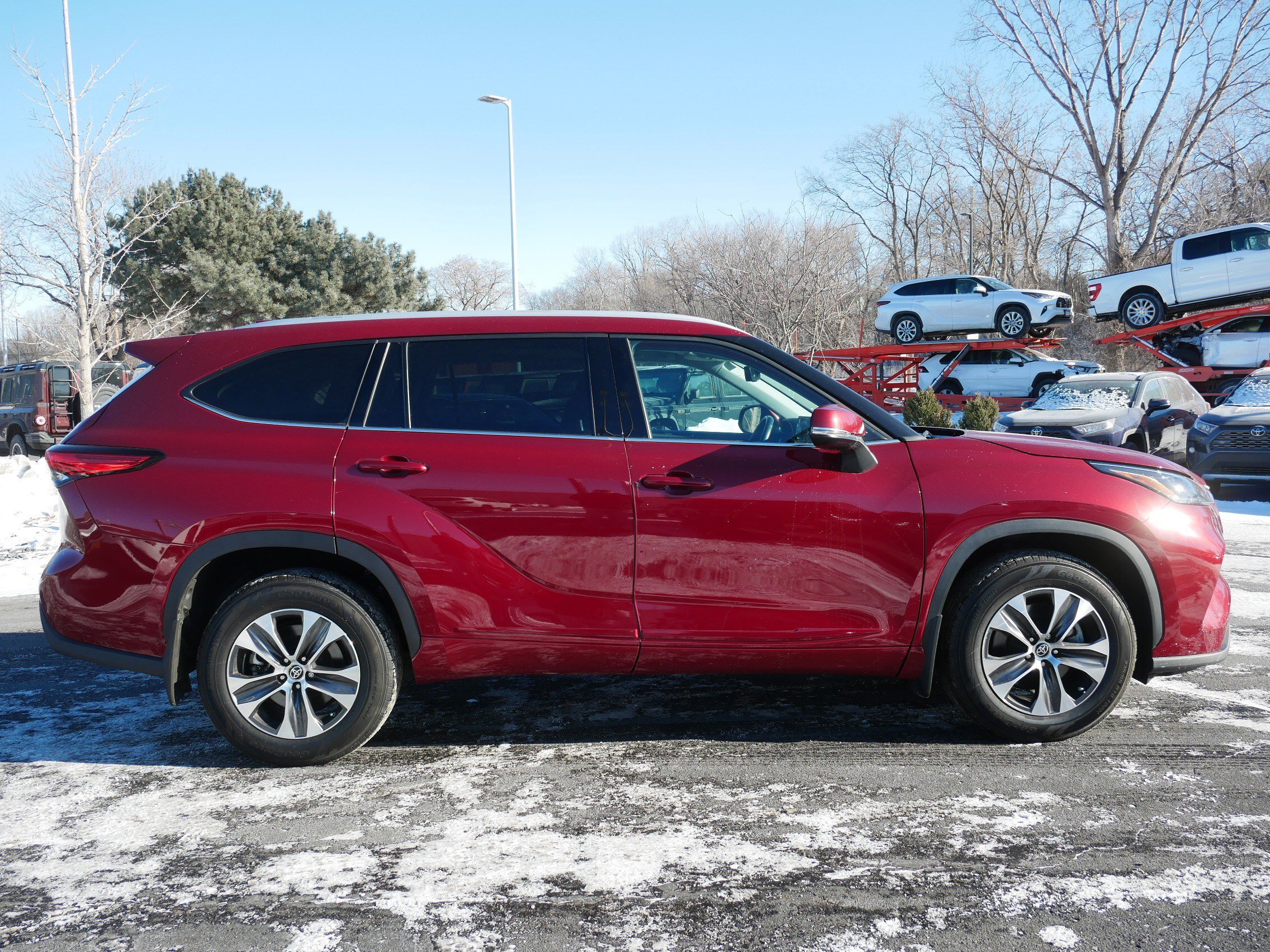 Used 2022 Toyota Highlander XLE image 16