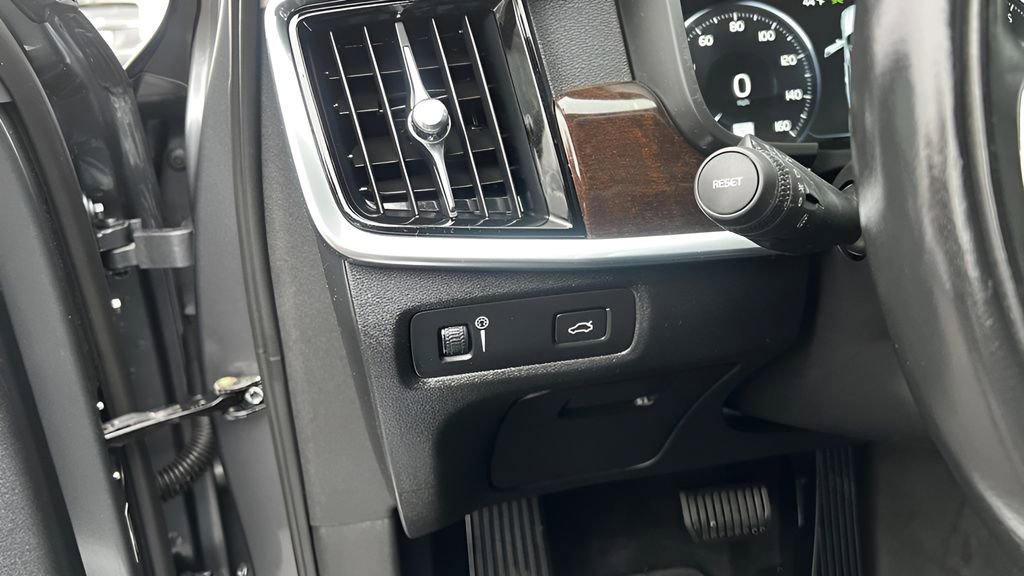 Used 2017 Volvo S90 T5 Momentum w/ Vision Package image 18