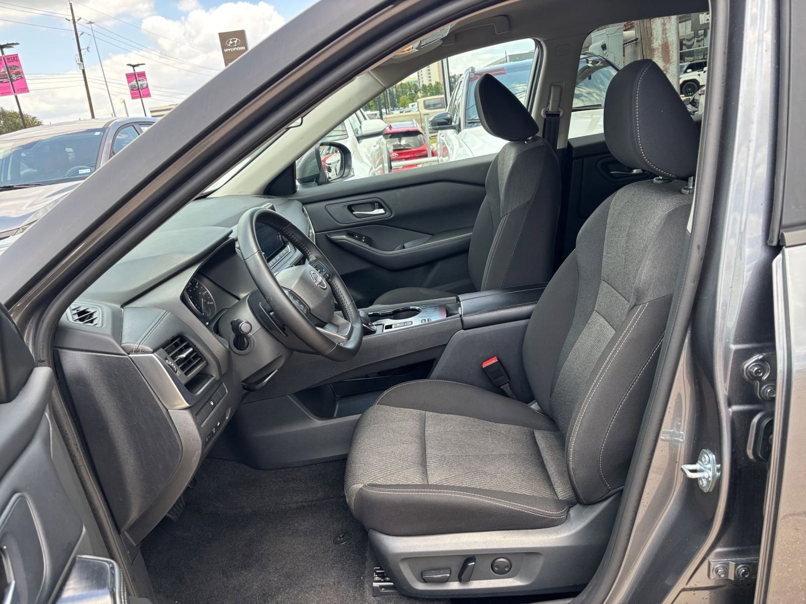 Used 2025 Nissan Rogue SV FWD image 29