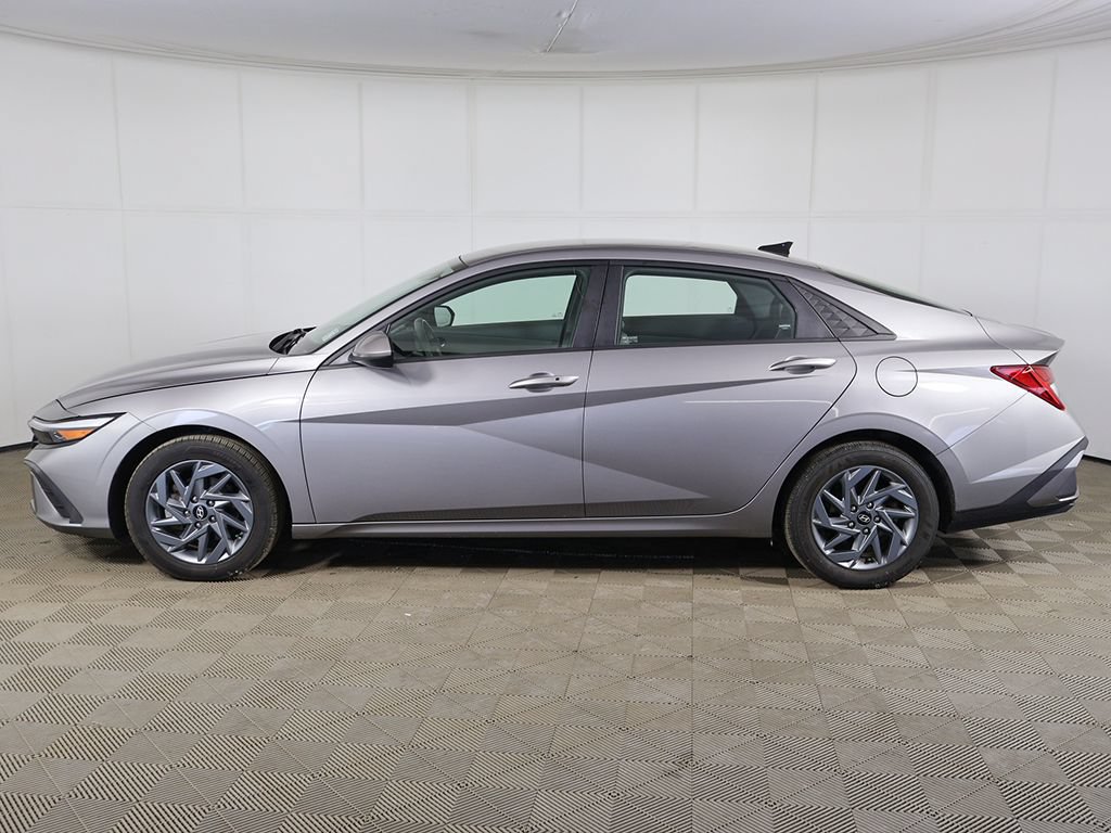 Used 2024 Hyundai Elantra Blue FWD image 12
