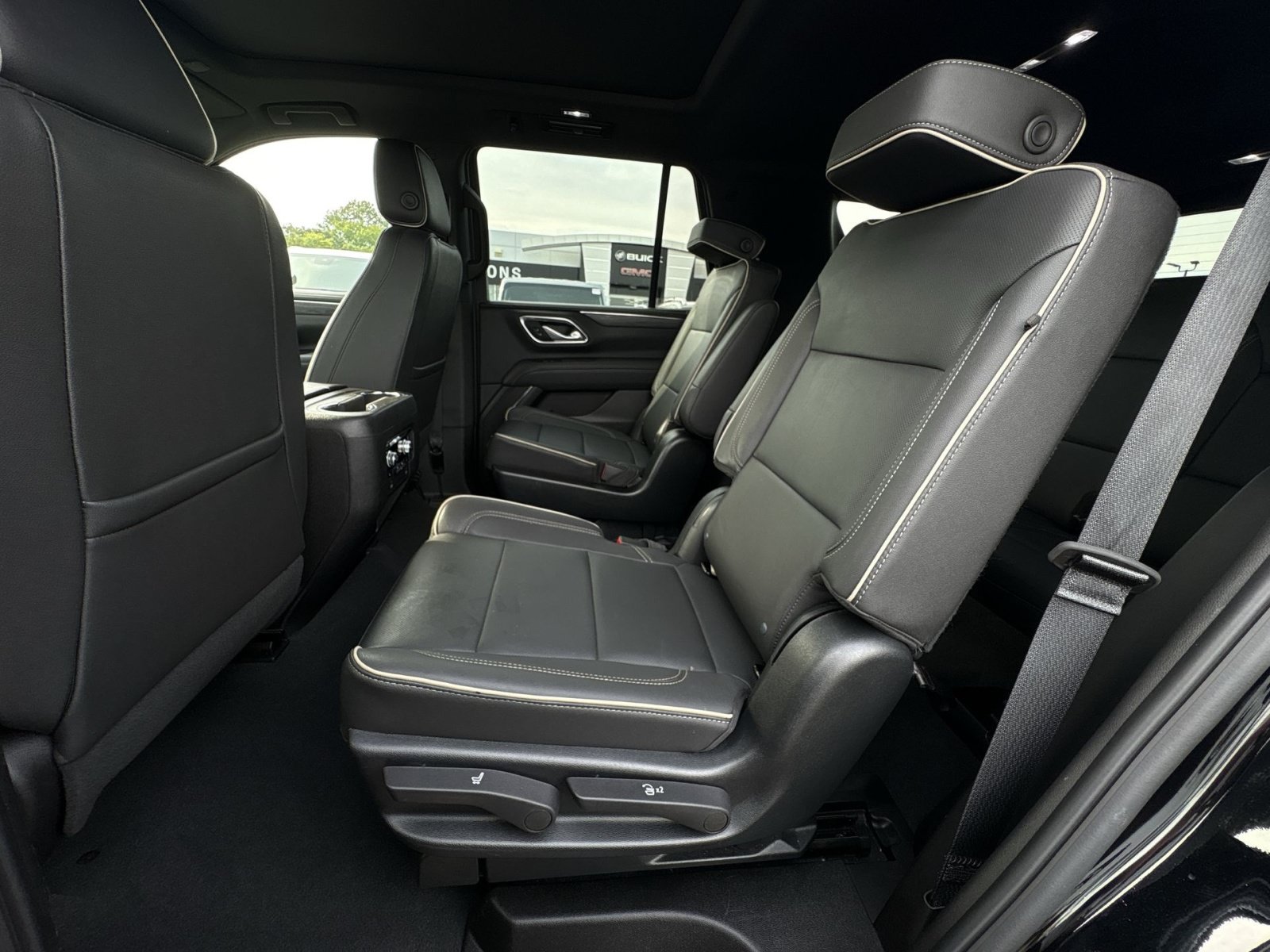 Used 2023 GMC Yukon SLT w/ SLT Premium Package AWD/4WD image 25