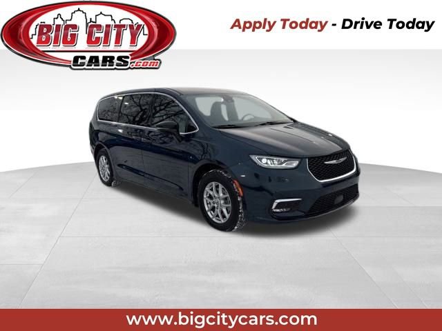 Used 2024 Chrysler Pacifica Touring image 1