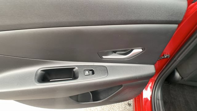 Used 2023 Hyundai Elantra SE FWD image 18