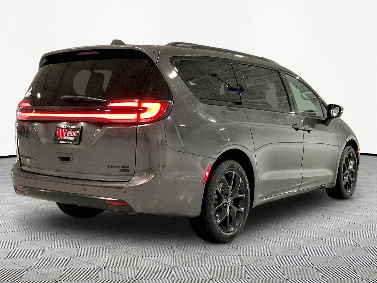 Used 2022 Chrysler Pacifica Limited w/ Uconnect Theater Family Group AWD/4WD image 6