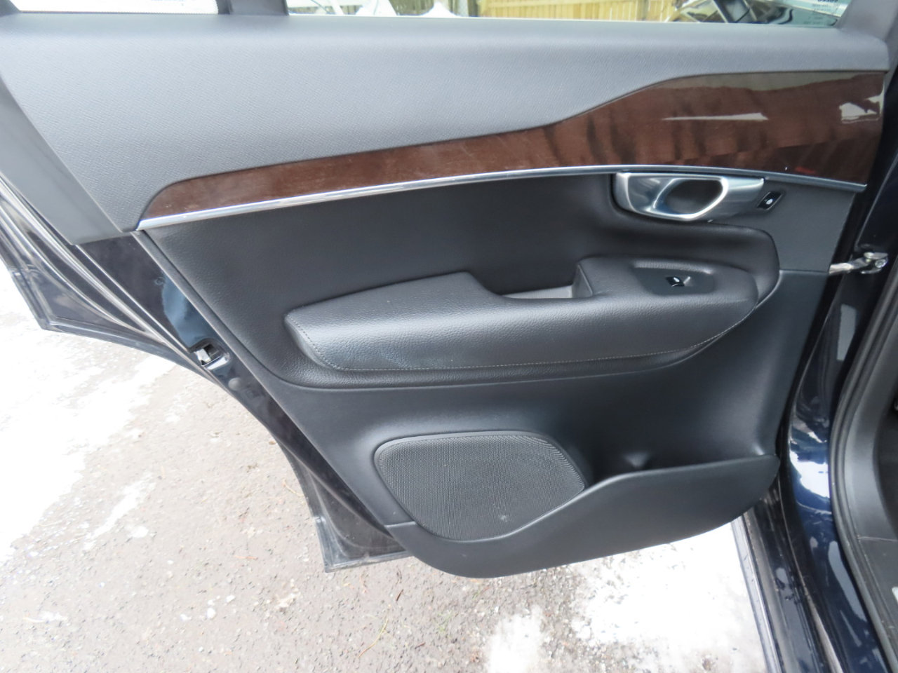 Used 2017 Volvo XC90 T6 Momentum w/ Vision Package image 14