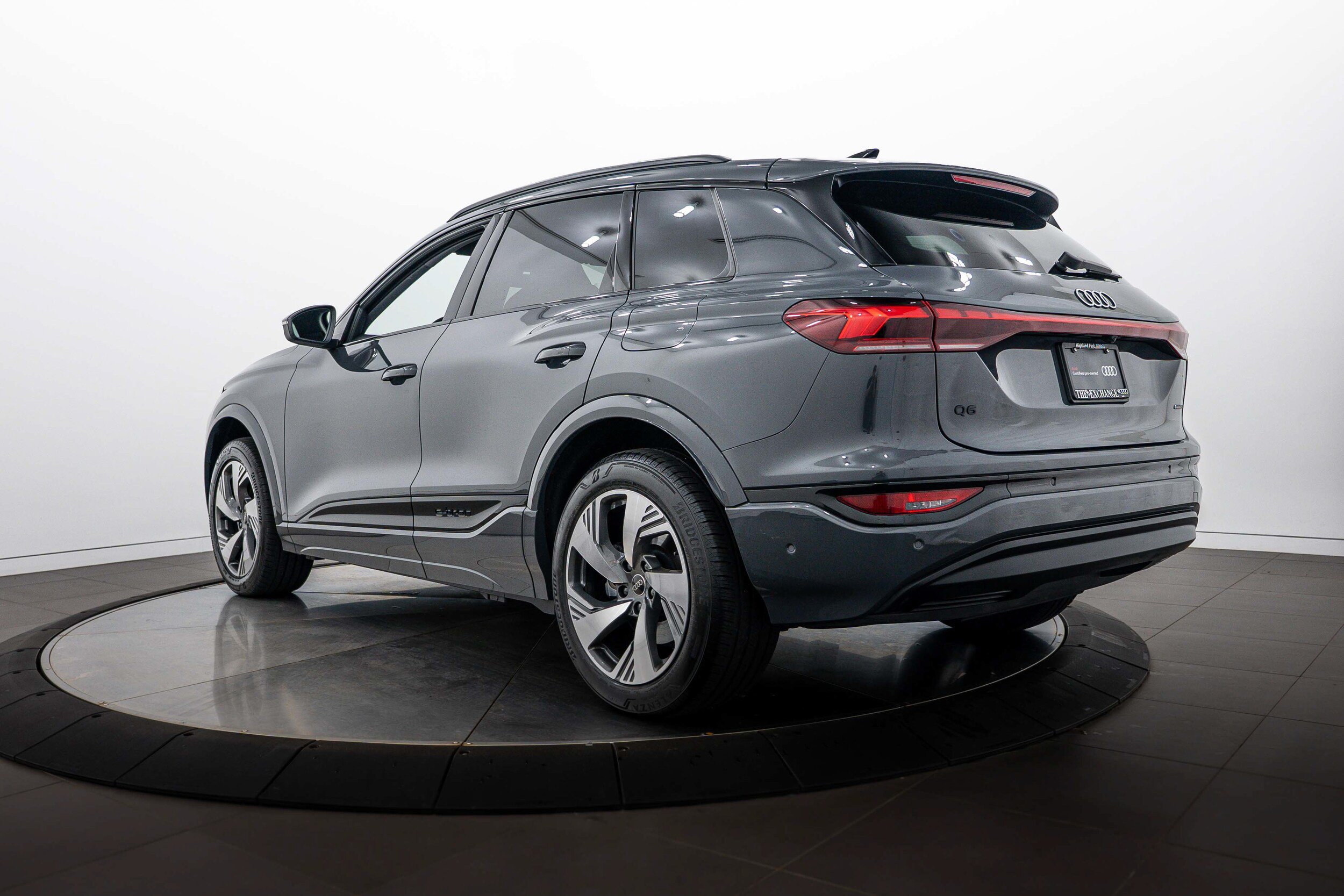 Used 2025 Audi Q6 e-tron Premium Plus w/ Premium Plus AWD/4WD image 5