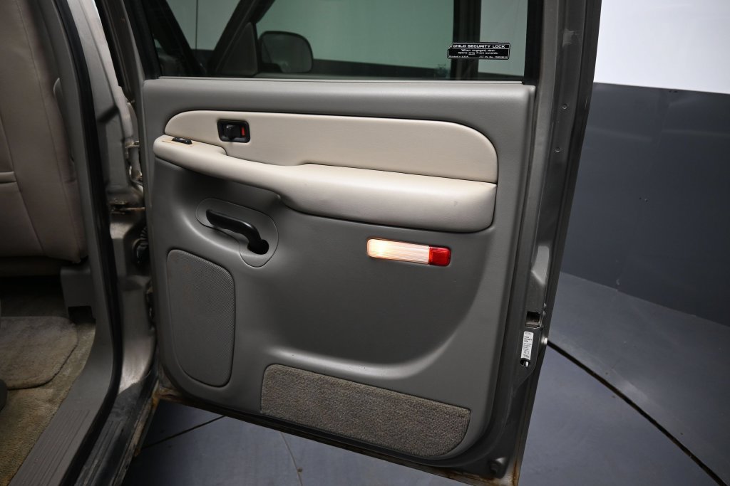 Used 2000 Chevrolet Suburban LT w/ LT Preferred Equipment Group AWD/4WD image 18