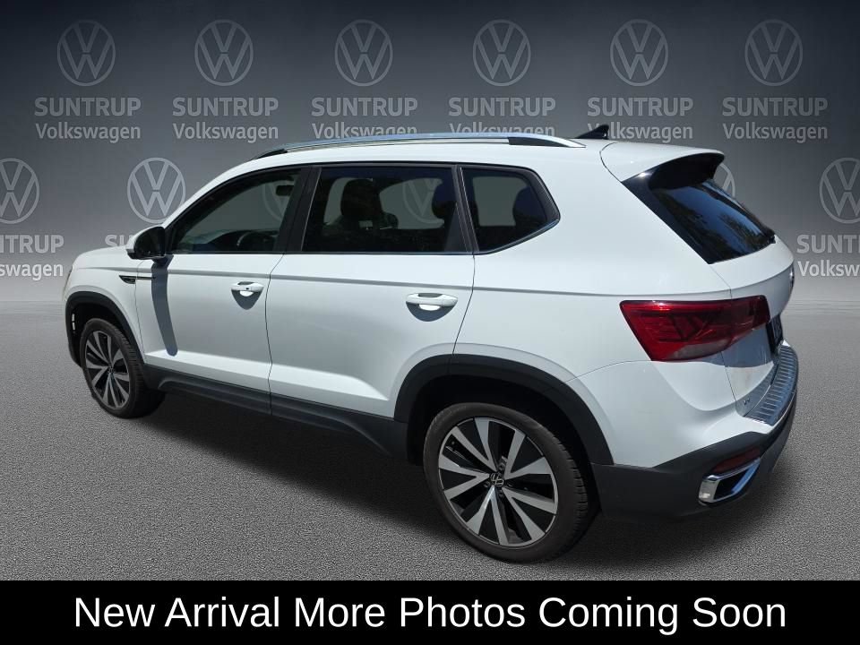 Used 2022 Volkswagen Taos SE FWD image 2