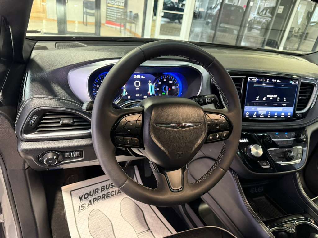 Used 2025 Chrysler Pacifica Limited FWD image 28