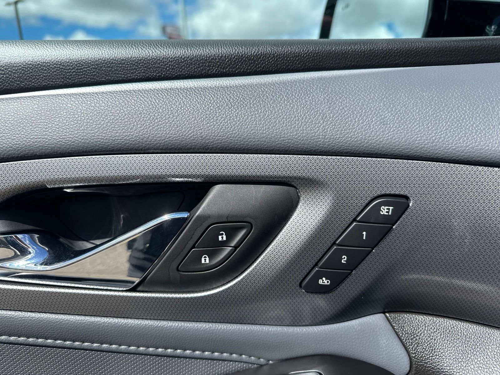 Used 2018 Chevrolet Traverse Premier AWD/4WD image 18