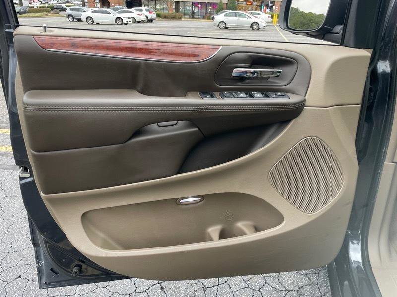 Used 2014 Chrysler Town & Country Touring FWD image 12