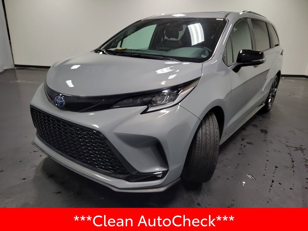 Used 2025 Toyota Sienna XSE image 4
