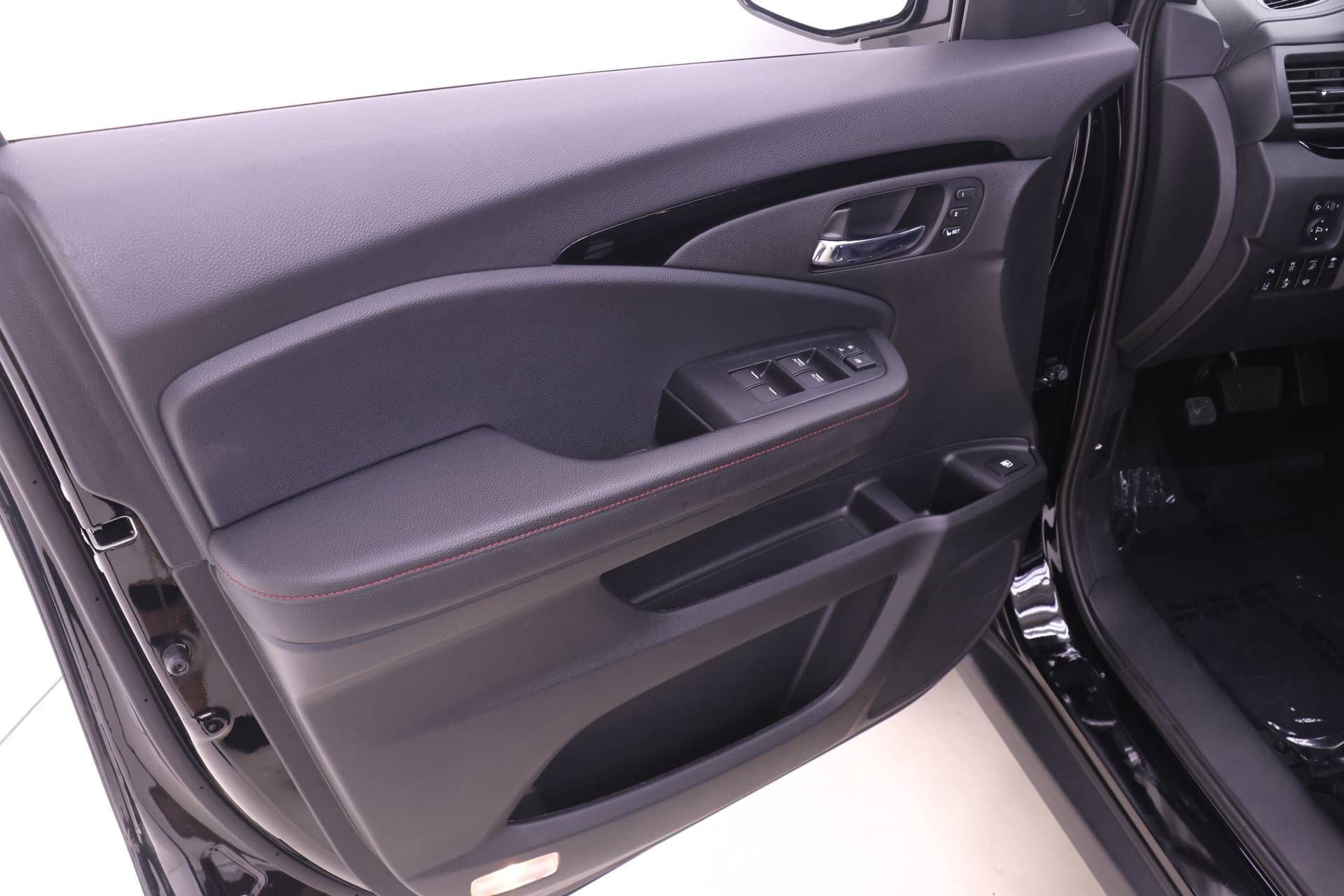 Certified 2025 Honda Ridgeline Black Edition image 9
