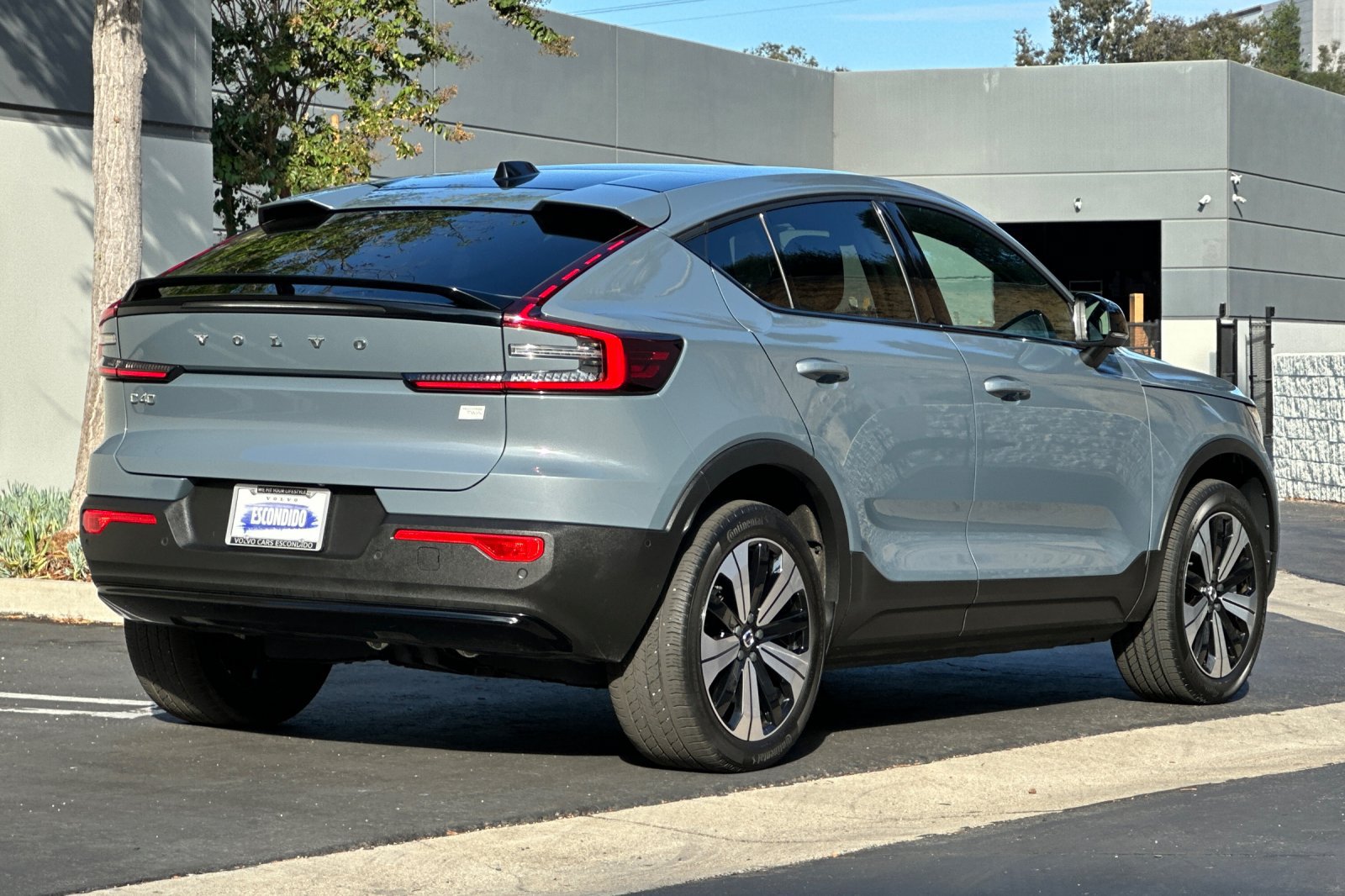 Certified 2023 Volvo C40 P8 Recharge Plus w/ Climate Package AWD/4WD image 4
