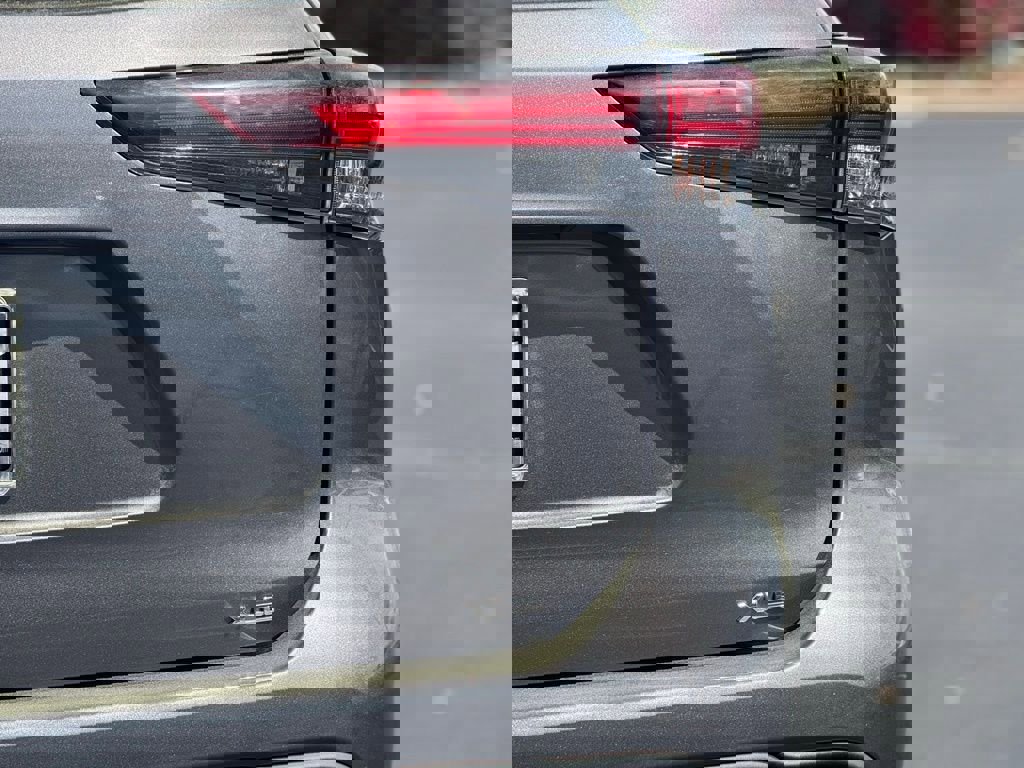 Certified 2024 Toyota Highlander XLE image 12