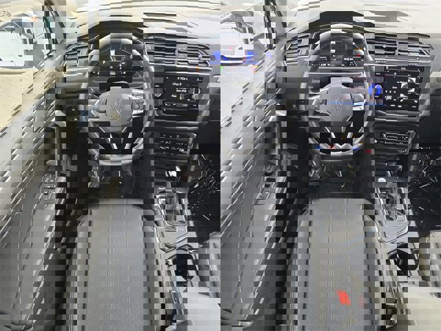 Used 2024 Volkswagen Tiguan SE image 31