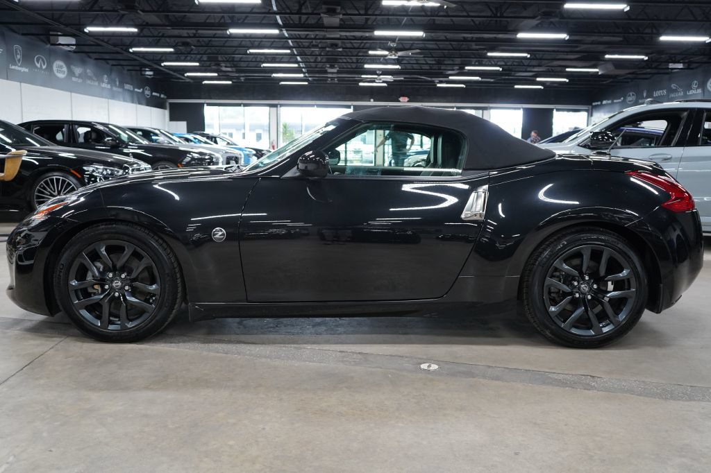 Used 2019 Nissan 370Z Touring RWD image 2