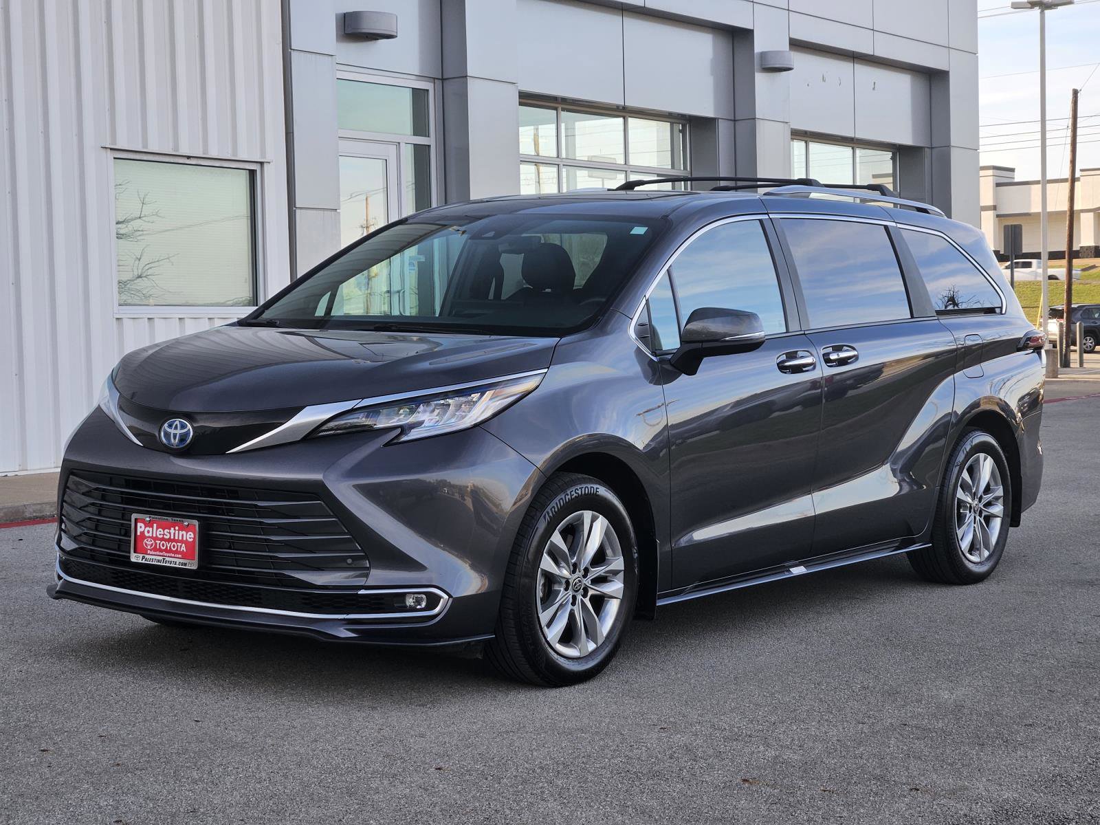 Used 2025 Toyota Sienna Limited image 3