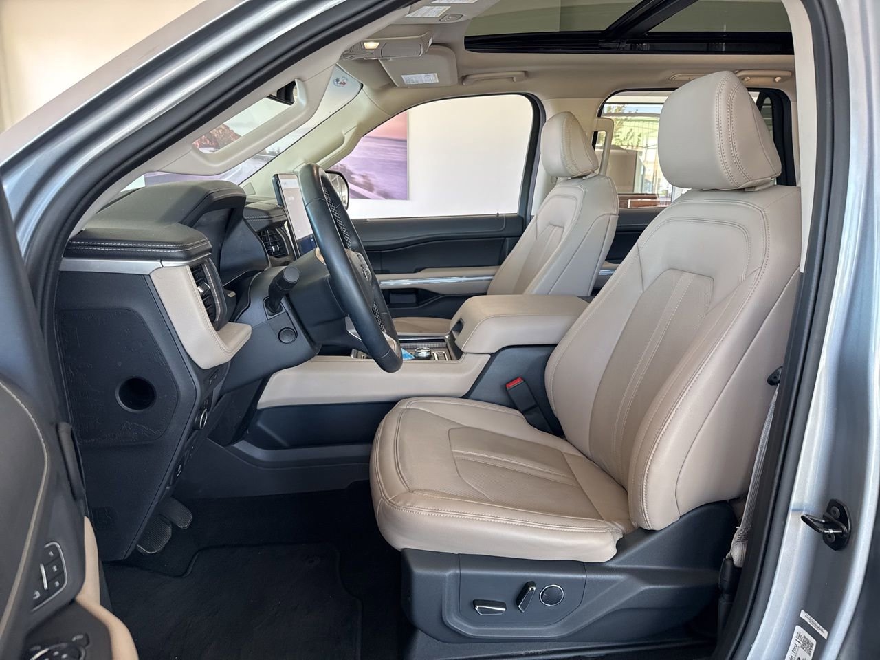 Used 2024 Ford Expedition Limited image 17