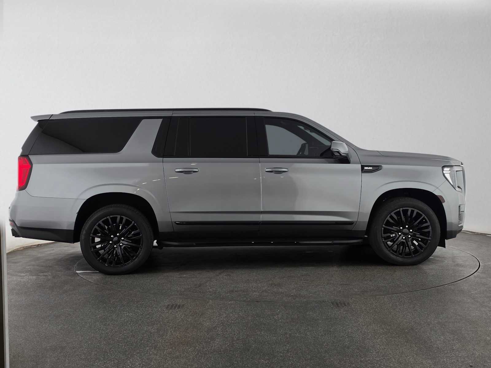 Used 2023 GMC Yukon XL Denali AWD/4WD image 2