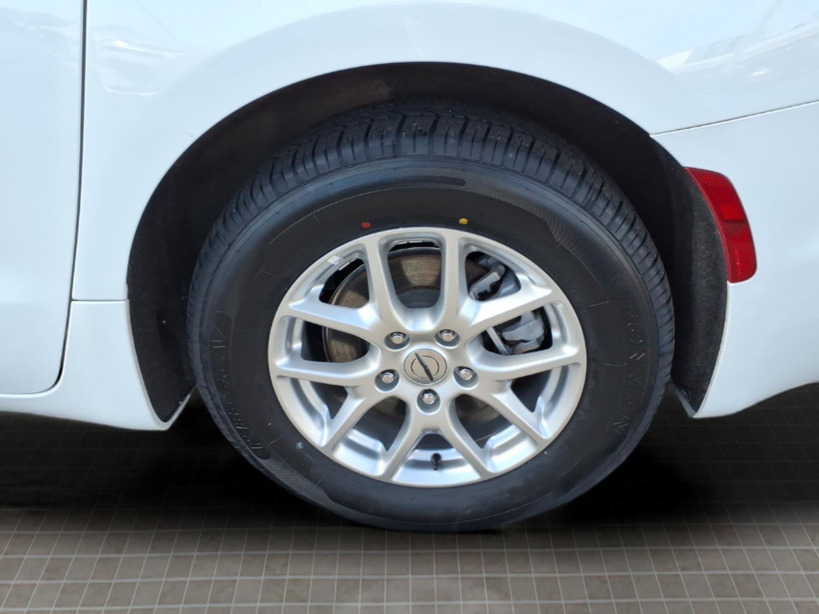 Used 2025 Chrysler Pacifica Select image 11