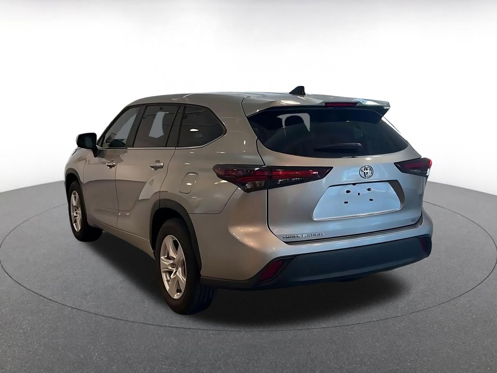 Used 2025 Toyota Highlander LE image 11