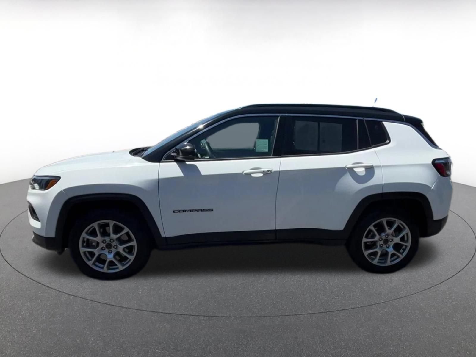 Used 2025 Jeep Compass Limited AWD/4WD image 9