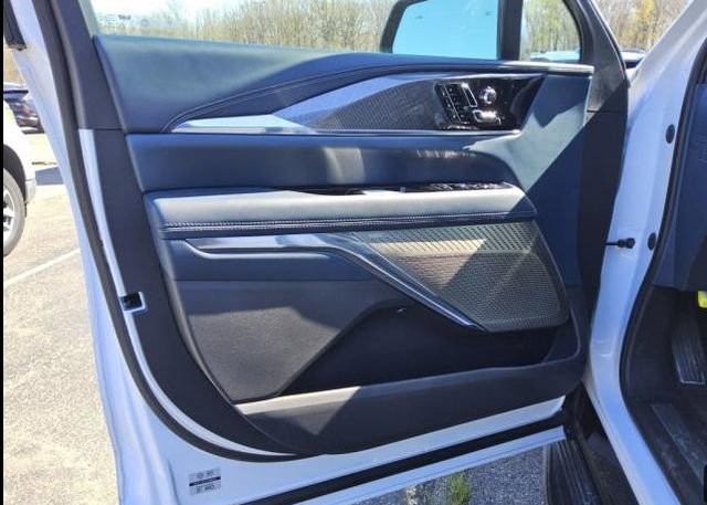 Certified 2025 Cadillac Escalade IQ Luxury 2 w/ LPO, Premium Carpet Package AWD/4WD image 5