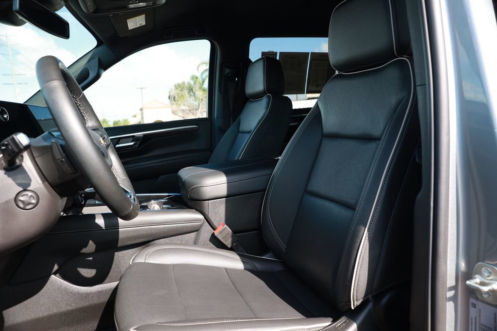 Used 2025 Chevrolet Suburban Premier image 14