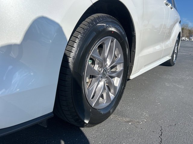 Used 2024 Toyota Sienna XLE image 12