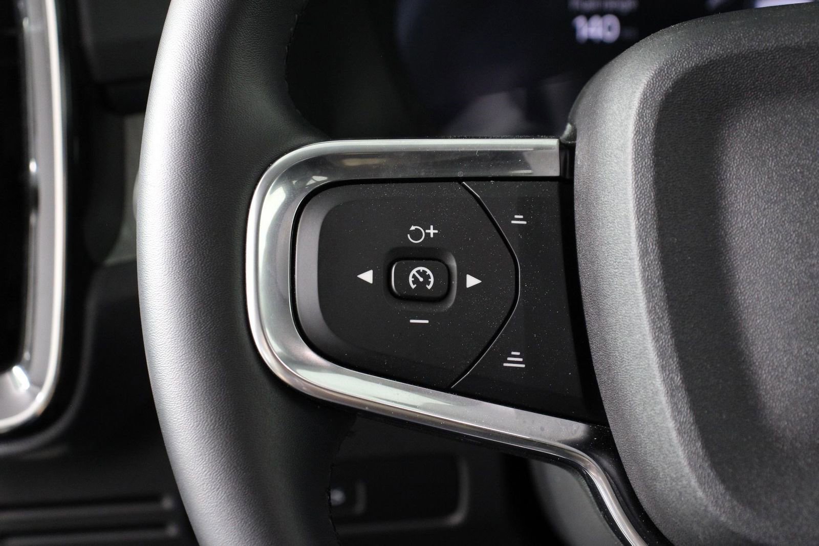 Certified 2025 Volvo XC40 B5 Plus image 10