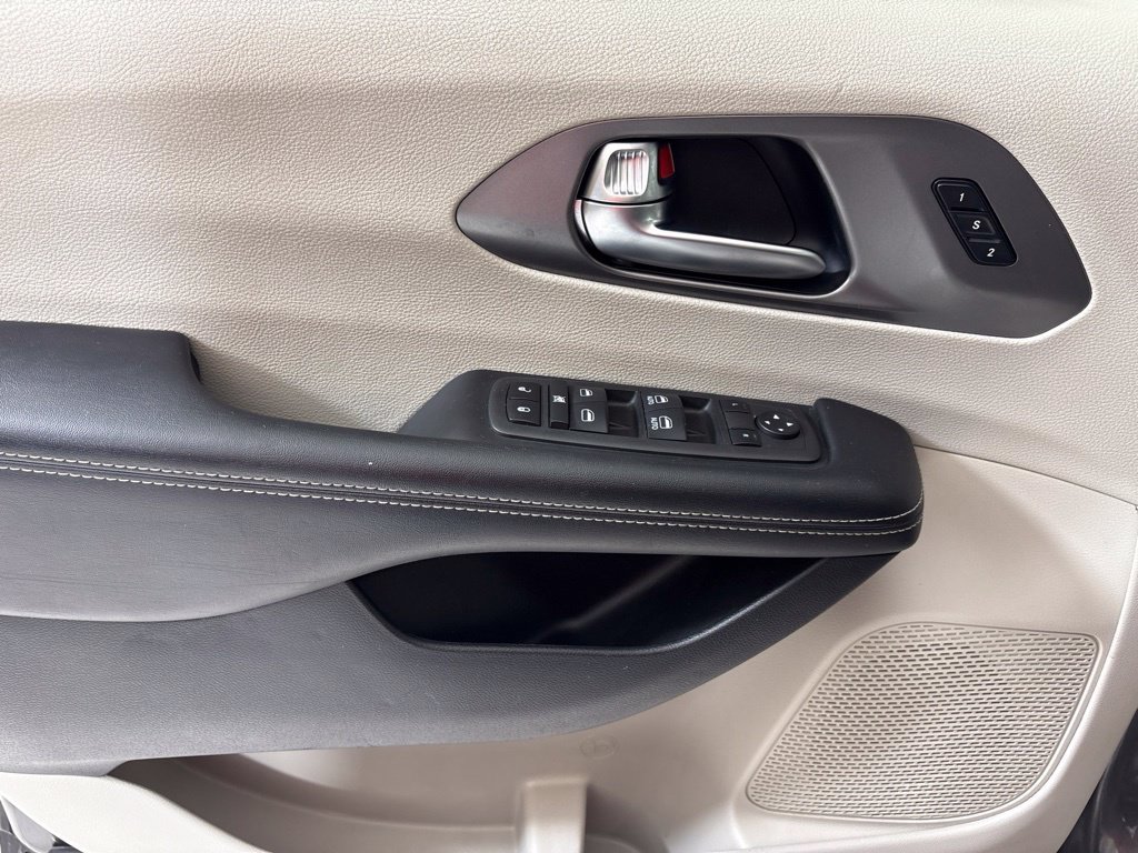 Used 2022 Chrysler Pacifica Touring-L FWD image 17