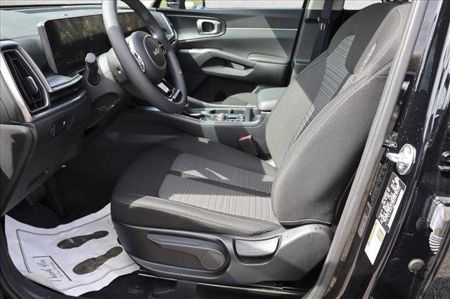 Used 2025 Kia Sorento LX FWD image 11