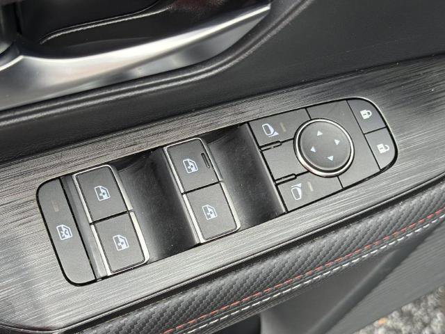 Certified 2025 Nissan Kicks SR FWD image 17