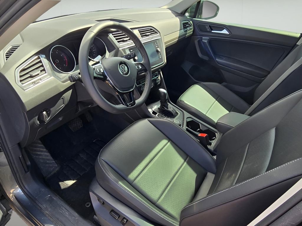 Used 2021 Volkswagen Tiguan SE w/ Panoramic Sunroof Package image 23
