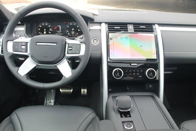 New 2025 Land Rover Discovery Dynamic SE image 4