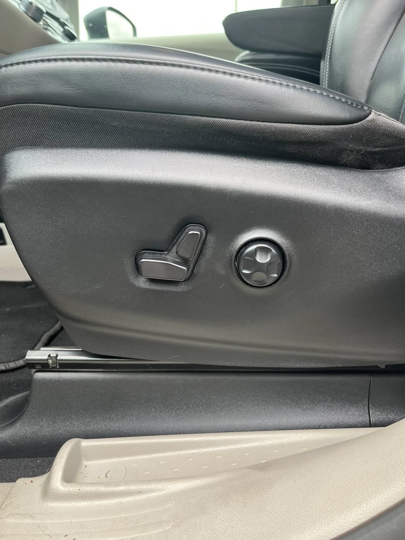 Used 2023 Chrysler Pacifica Touring-L FWD image 41