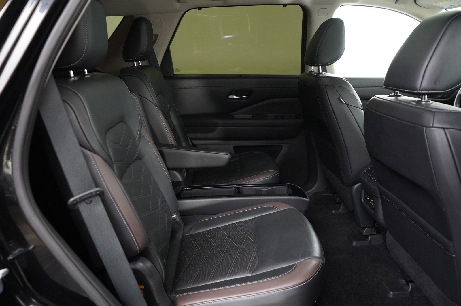 Used 2022 Nissan Pathfinder Platinum w/ Cargo Package image 11